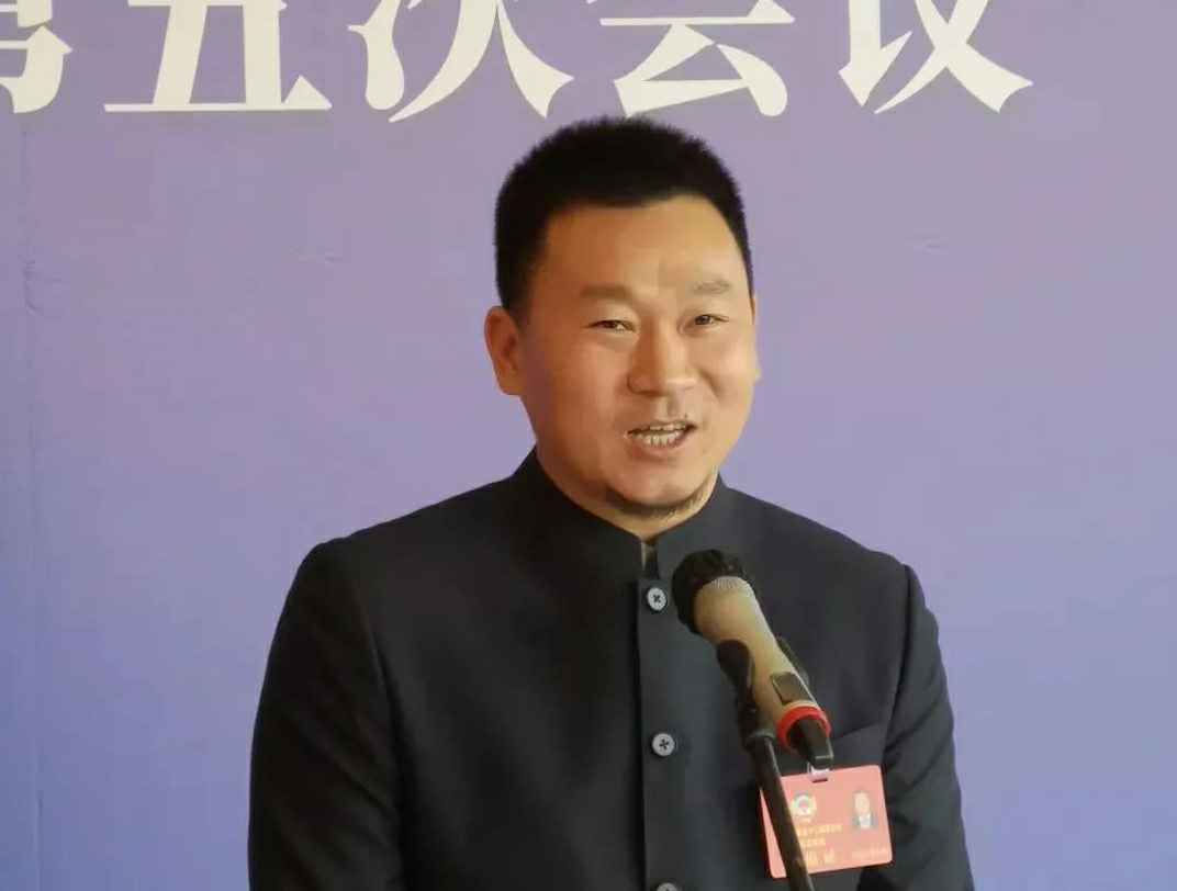 为进一步展示市政协团结、民主、开放、自信的形象，向市民和网友展示政协委员的履职风采，中山市政协十二届五次会议在2月4日上午开幕前开设“委员通道”，市政协委员、乐竞·官方端网站入口-乐竞(中国)公司总经理陈朝阳走进“委员通道”，回应社会关切的问题。他就如何做好城市应急管理规划的问题进行发言，并回答记者提问。.jpg